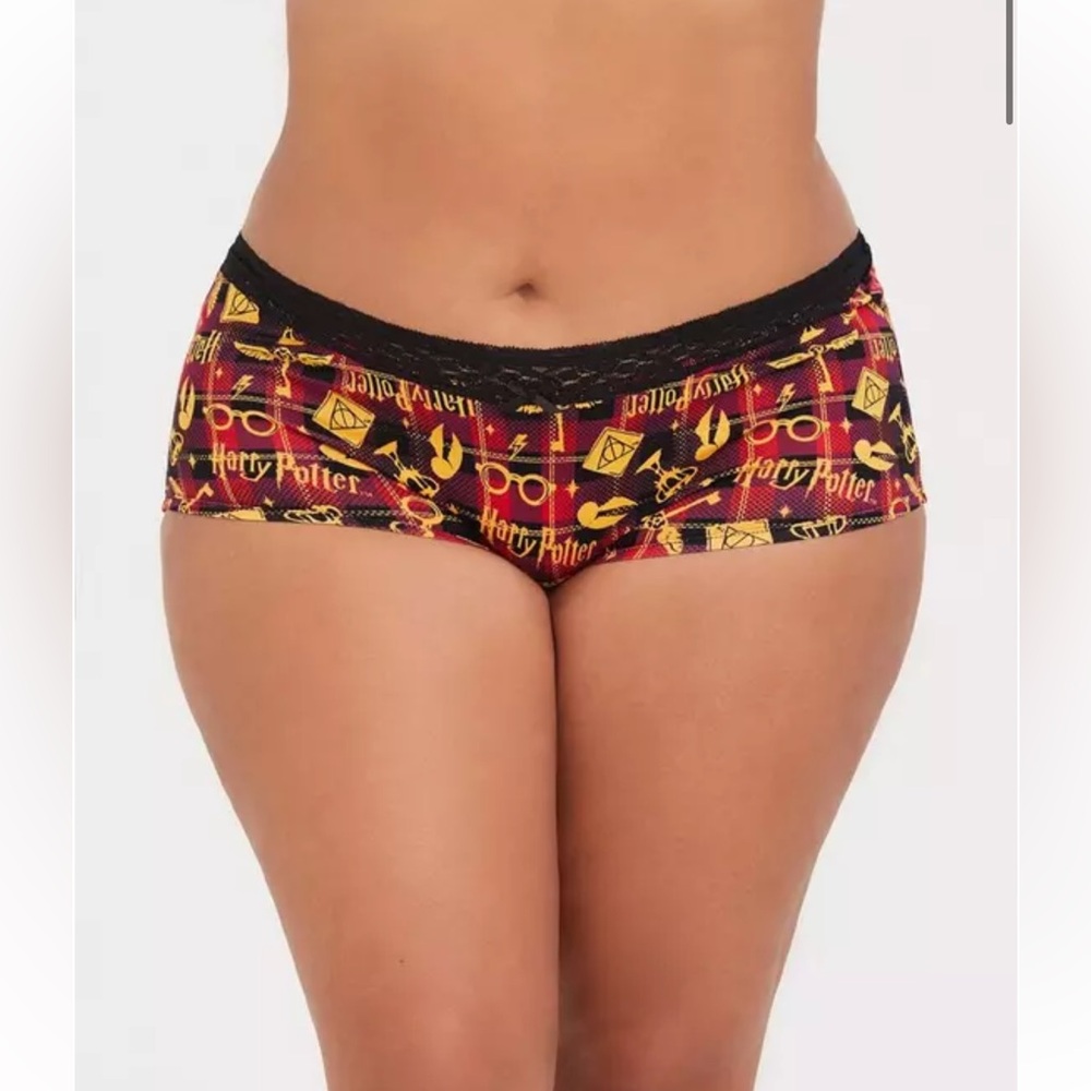 Torrid x Harry Potter Red Plaid & black lace Cotton Boyshort Panty. NWT. Size 6.